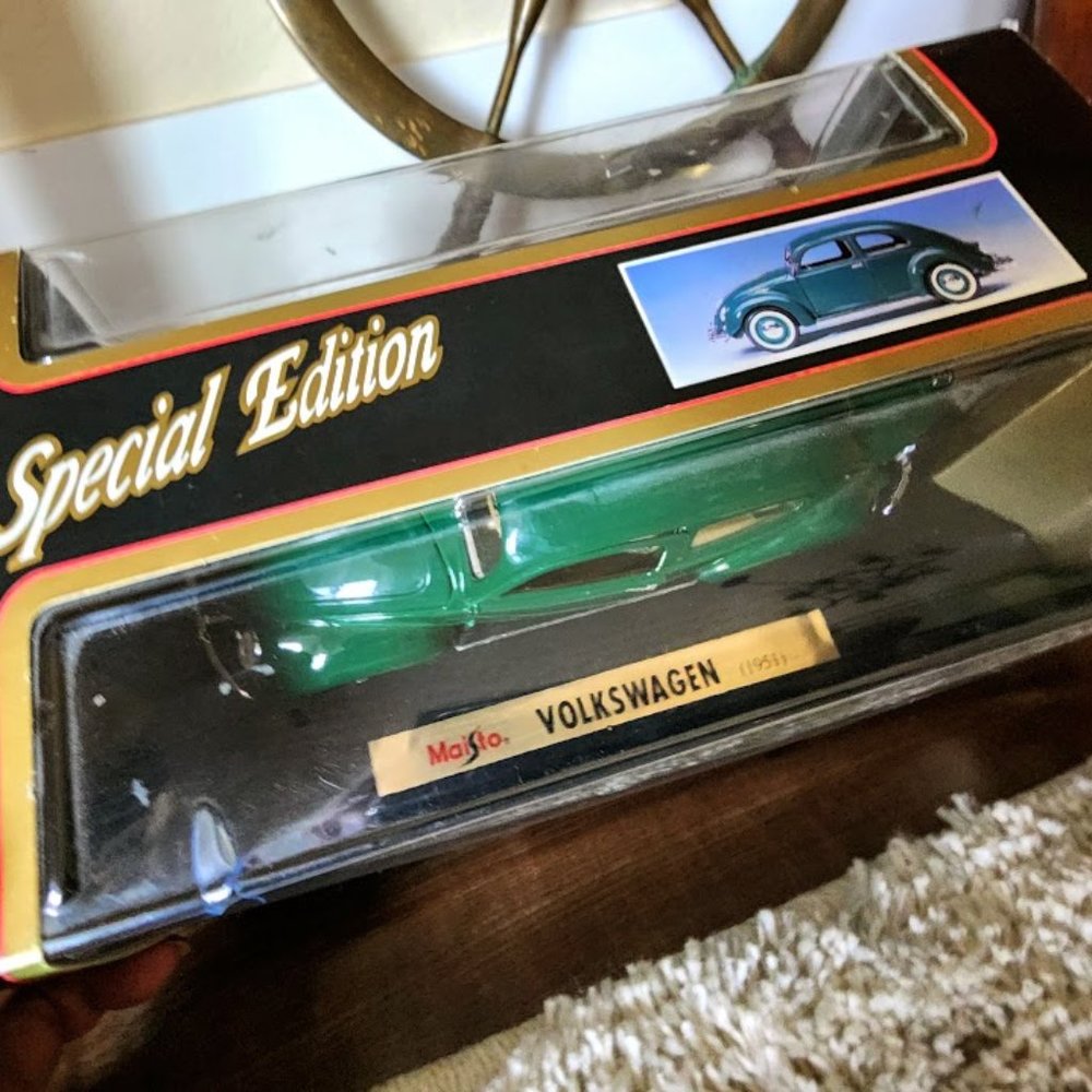 Maisto Special Edition 1951 Volkwagen Export Sedan 1:18 - Picture 4 of 11